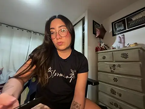 Snapshot of vampiralatina chatting on 05.17.26 vampiralatina online show from 05.17.26
