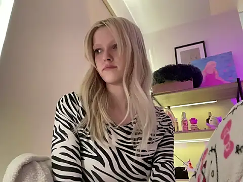 Snapshot of StellinaLuna chatting on 04.14.26 StellinaLuna online show from 04.14.26