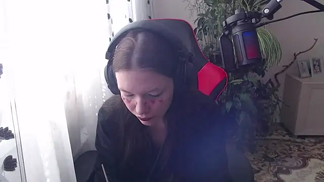 Snapshot of PunyKnee chatting on 04.07.26 PunyKnee online show from 04.07.26