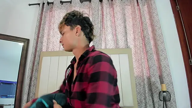 Snapshot of thomas_and_thiago chatting on 04.06.26 thomas and thiago online show from 04.06.26