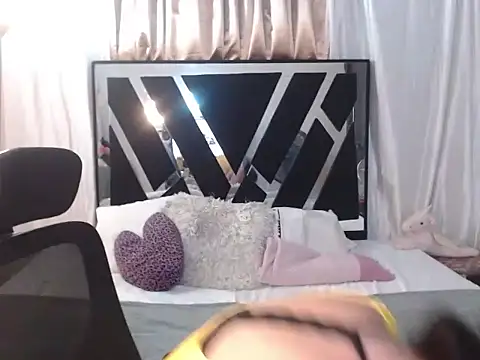 Snapshot of bella_gonvill chatting on 06.18.26 bella gonvill online show from 06.18.26