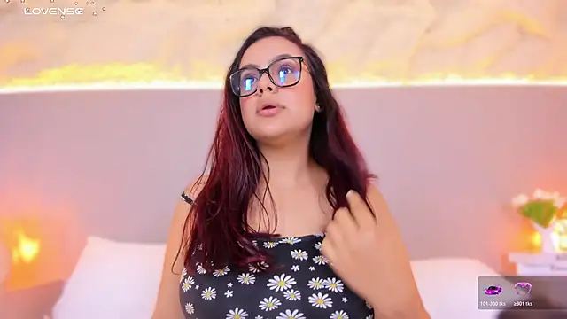 Snapshot of AlisonRoos chatting on 04.11.26 AlisonRoos online show from 04.11.26