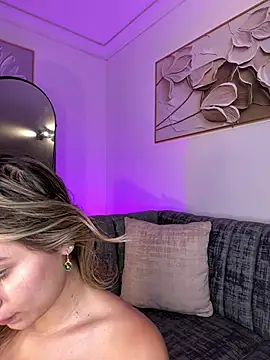 Snapshot of AmyRusso chatting on 04.23.26 AmyRusso online show from 04.23.26