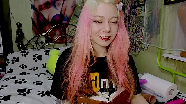 Snapshot of Sansarella chatting on 03.22.25 Sansarella online show from 03.22.25