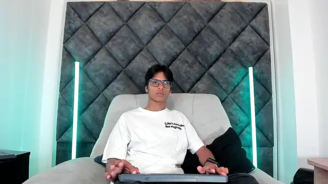 Snapshot of LiamKron chatting on 05.16.26 LiamKron online show from 05.16.26