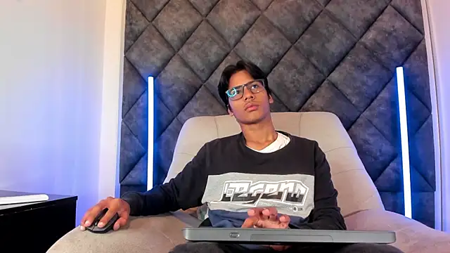 Snapshot of LiamKron chatting on 05.22.26 LiamKron online show from 05.22.26