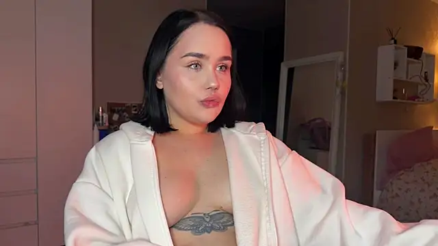 Snapshot of lola_raze chatting on 06.27.26 lola raze online show from 06.27.26