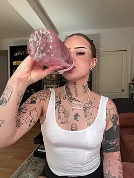 Snapshot of liloutatoou chatting on 04.14.26 liloutatoou online show from 04.14.26