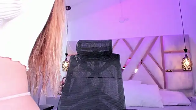 giigii hadidd online show from 04.30.26