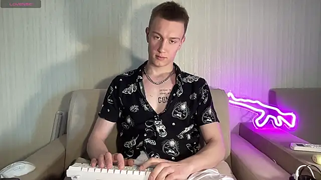 Snapshot of Travis_Gracile chatting on 06.11.26 Travis Gracile online show from 06.11.26