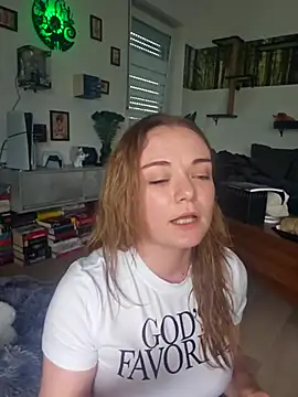 Snapshot of AliceLiddle_ chatting on 04.13.26 AliceLiddle online show from 04.13.26