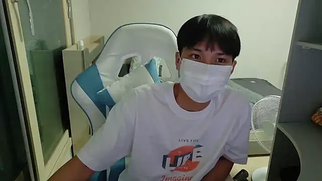 Snapshot of xezie chatting on 07.24.26 xezie online show from 07.24.26