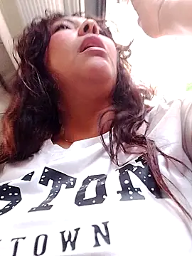 Snapshot of Izel_ chatting on 04.15.26 Izel online show from 04.15.26
