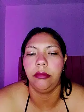 Snapshot of Izel_ chatting on 04.24.26 Izel online show from 04.24.26