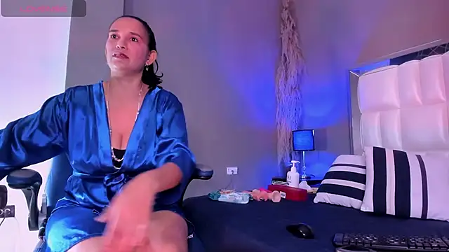 Snapshot of MILF_AURORA chatting on 06.05.26 MILF AURORA online show from 06.05.26