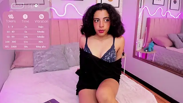 Snapshot of AURORAMILLSS chatting on 04.18.26 AURORAMILLSS online show from 04.18.26