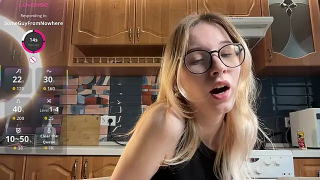 Snapshot of eileencrowday chatting on 04.14.26 eileencrowday online show from 04.14.26