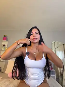 Snapshot of Elara_Luxe chatting on 05.15.26 Elara Luxe online show from 05.15.26