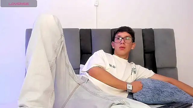 Snapshot of Adrien_silex chatting on 04.15.26 Adrien silex online show from 04.15.26