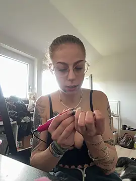 Snapshot of BeatBaddie chatting on 04.15.26 BeatBaddie online show from 04.15.26