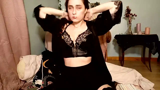 Snapshot of missclochette chatting on 06.17.26 missclochette online show from 06.17.26