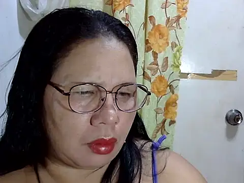 Snapshot of HottyCurlyPeanut chatting on 04.20.26 HottyCurlyPeanut online show from 04.20.26