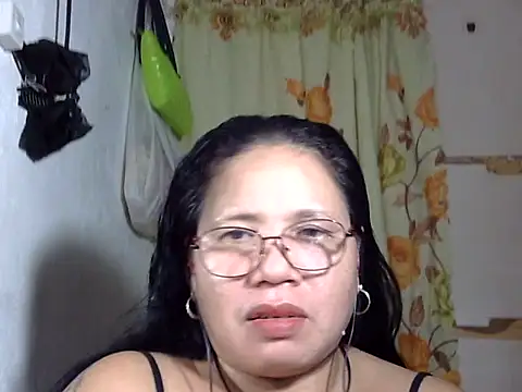 Snapshot of HottyCurlyPeanut chatting on 06.12.26 HottyCurlyPeanut online show from 06.12.26