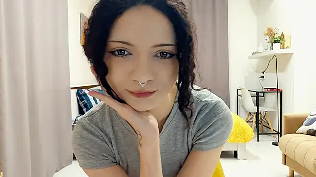 Snapshot of CinnamonCurl chatting on 05.04.26 CinnamonCurl online show from 05.04.26