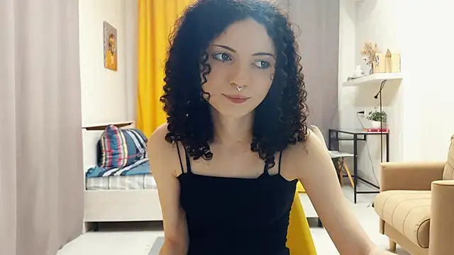 Snapshot of CinnamonCurl chatting on 06.16.26 CinnamonCurl online show from 06.16.26