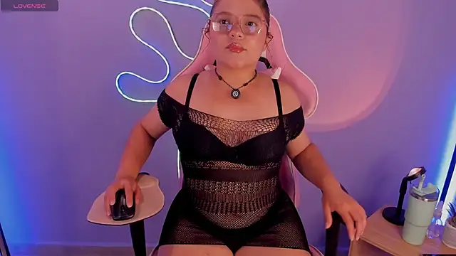 Snapshot of RenataJones11 chatting on 05.13.26 RenataJones11 online show from 05.13.26