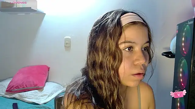 Snapshot of M1la_18 chatting on 05.16.26 M1la 18 online show from 05.16.26
