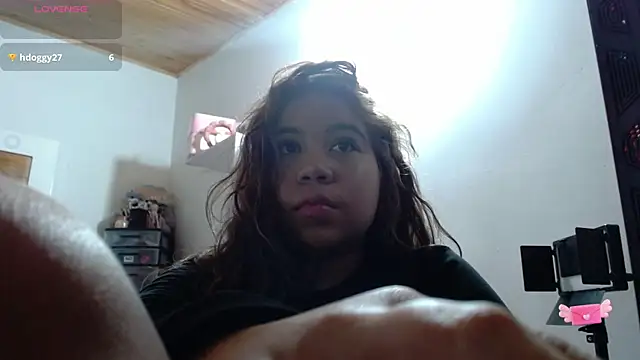 Snapshot of M1la_18 chatting on 05.19.26 M1la 18 online show from 05.19.26