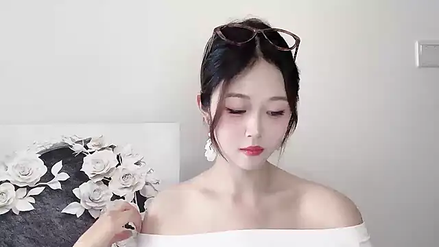 KiKi-011 online show from 05.19.26