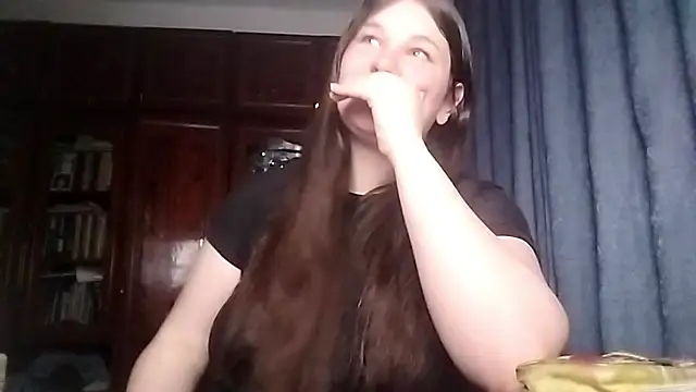 Snapshot of BeatriceMolands chatting on 04.22.26 BeatriceMolands online show from 04.22.26