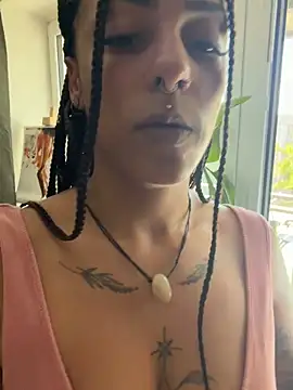 Snapshot of SweetPetiteNoir chatting on 06.18.26 SweetPetiteNoir online show from 06.18.26