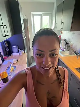 Snapshot of SweetPetiteNoir chatting on 06.30.26 SweetPetiteNoir online show from 06.30.26