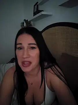 Snapshot of ashleyleeXX chatting on 04.27.26 ashleyleeXX online show from 04.27.26