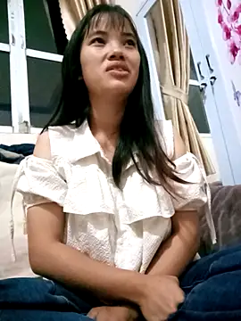 Snapshot of LucyBri01 chatting on 04.18.26 LucyBri01 online show from 04.18.26
