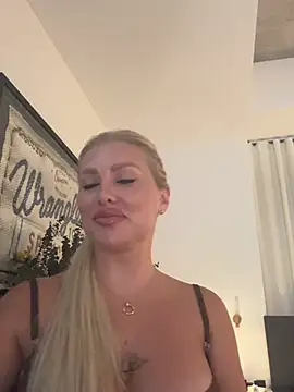Snapshot of Karen_Luxe chatting on 04.28.26 Karen Luxe online show from 04.28.26