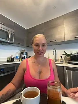 Snapshot of Karen_Luxe chatting on 05.20.26 Karen Luxe online show from 05.20.26