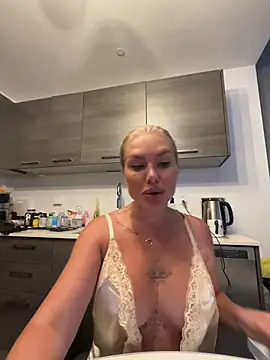 Snapshot of Karen_Luxe chatting on 05.27.26 Karen Luxe online show from 05.27.26