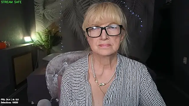 Snapshot of Dr_Mireille chatting on 06.24.26 Dr Mireille online show from 06.24.26