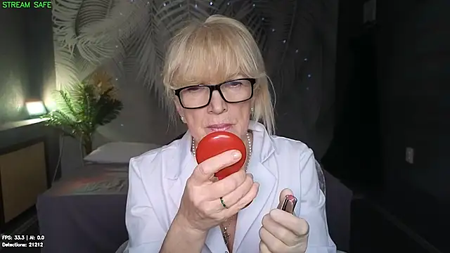 Snapshot of Dr_Mireille chatting on 06.29.26 Dr Mireille online show from 06.29.26