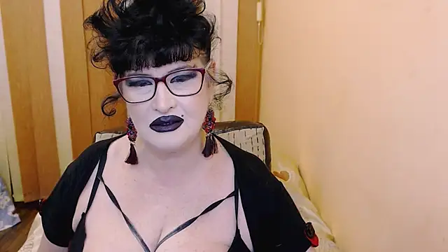 Snapshot of QuuenOfSin chatting on 02.05.25 QuuenOfSin online show from 02.05.25