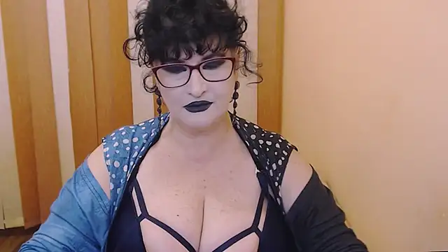 Snapshot of QuuenOfSin chatting on 11.09.25 QuuenOfSin online show from 11.09.25