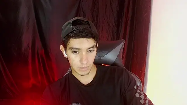 Snapshot of dante_18cm_ chatting on 05.14.26 dante 18cm online show from 05.14.26