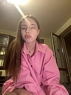 Snapshot of LOLAskk chatting on 07.15.26 LOLAskk online show from 07.15.26