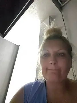 Snapshot of Divineblond chatting on 06.17.26 Divineblond online show from 06.17.26