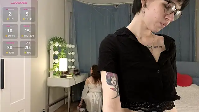 Snapshot of TeaseDealer chatting on 05.06.26 TeaseDealer online show from 05.06.26