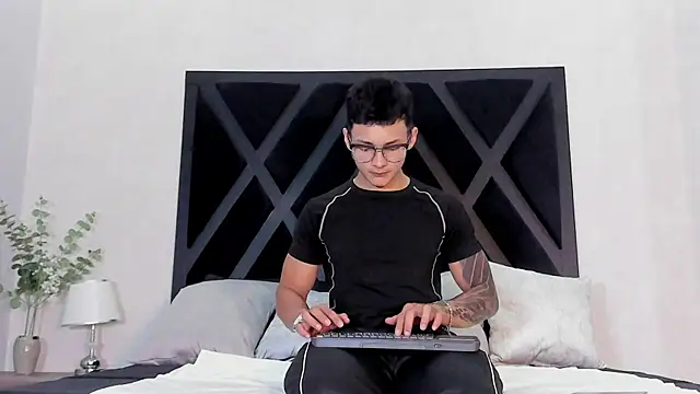 Snapshot of Alan_Salazar chatting on 05.19.26 Alan Salazar online show from 05.19.26